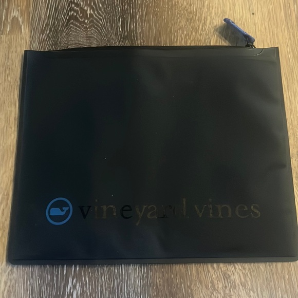 Vineyard Vines Handbags - Vineyard Vines Zippered Waterproof Electronic Case / Bag / Pouch for Beach/Pool